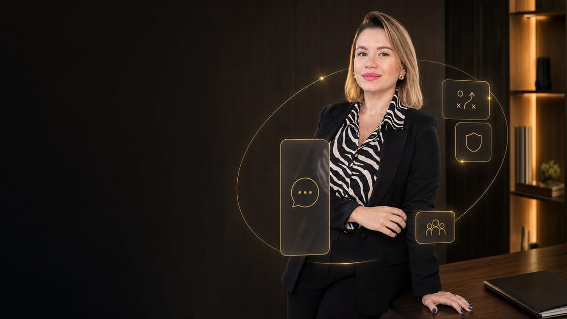 Thaís Grothe Ostapiuk em atendimento no escritório.